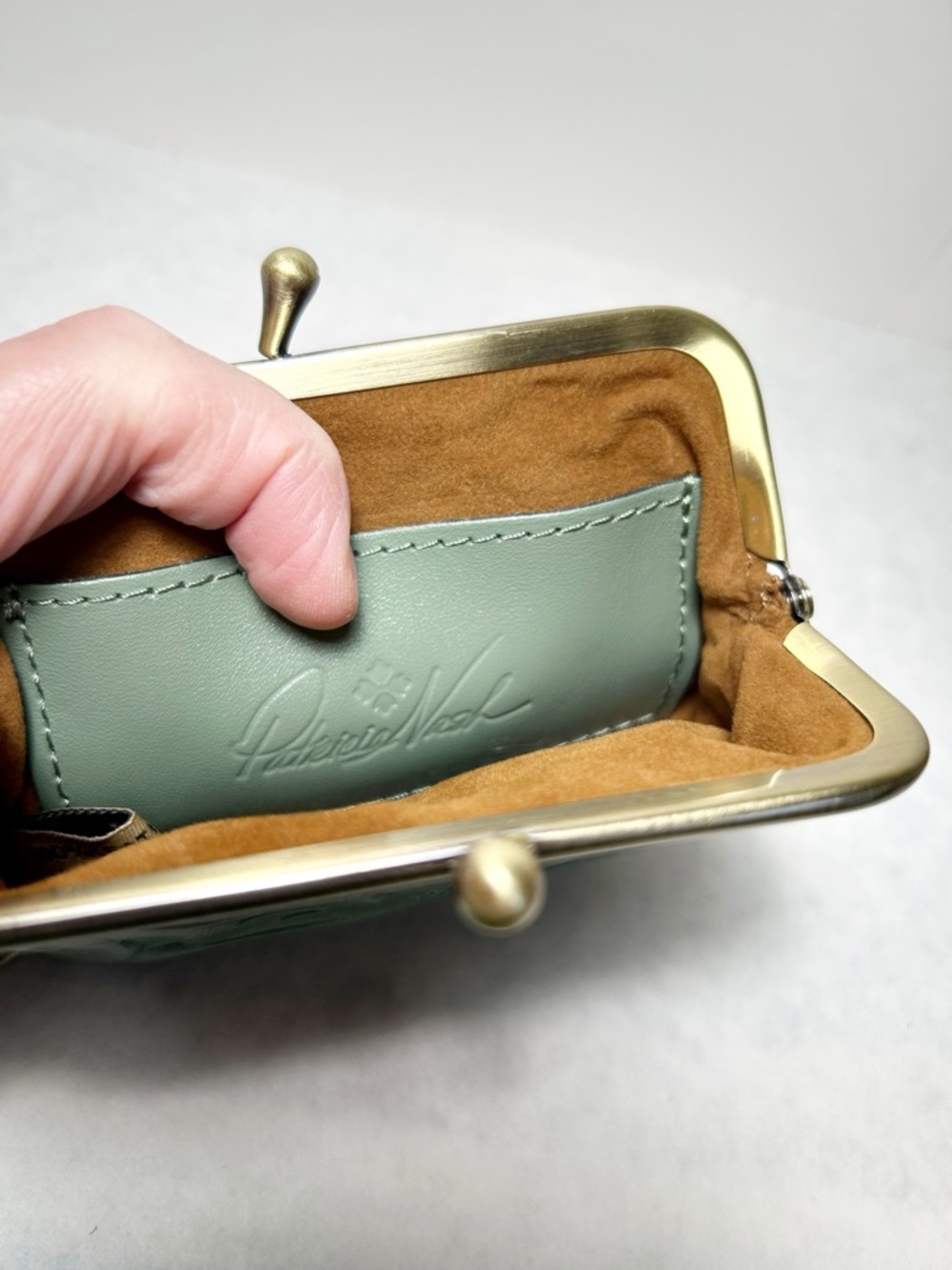 Patricia Nash Borse Tooled Leather Kiss-Lock Coin Purse Sage Green with Keyring - Picture 6 of 8